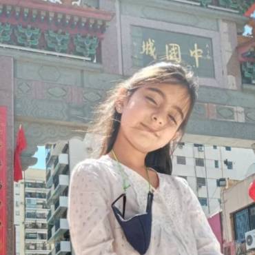 Con solo 8 años de edad, niña causa furor por enseñar en redes sociales chino mandarín.